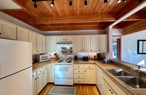 Keystone House | 2-story dog-friendly condo with mountain views - walk to tennis center, ice rink