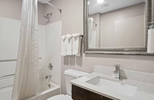 Blue Springs Hotel | 2 Streamlined Rooms w/Free Parking for Comfortable Short Stays