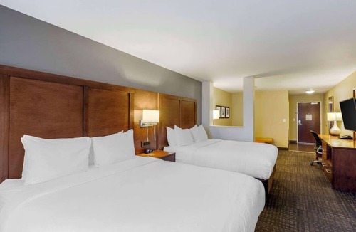 Loveland Hotel | 2 Suite Perfect for Family Fun and Relaxation with Indoor Pool & Breakfast