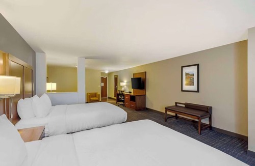 Loveland Hotel | 2 Suite Perfect for Family Fun and Relaxation with Indoor Pool & Breakfast