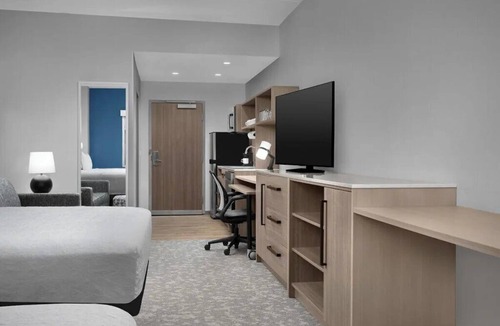 Weston Hotel | 2 Units of Queen Suites | BBQ, Breakfast | 6.6 mi to Amerant Bank Arena