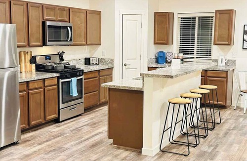 Fernley House | 20 Min to USA Pkwy|10 Beds (1K,3Q,6T Beds)Sleeps 16