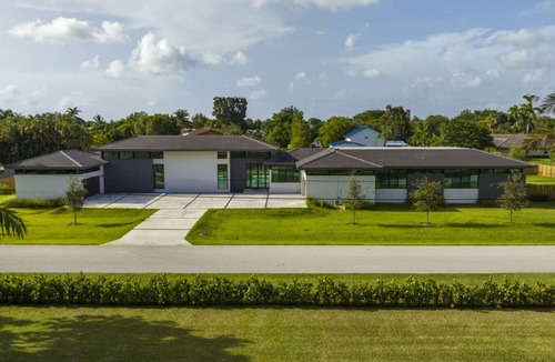 Plantation House | 2022 Mansion 7000 sf/Pool/Gameroom/Theater