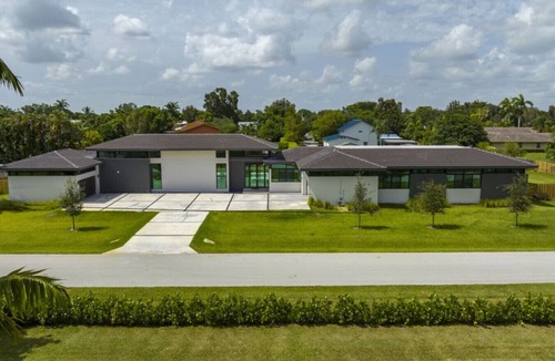 Plantation House | 2022 Mansion 7000 sf/Pool/Gameroom/Theater