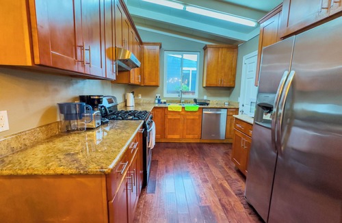 East San Mateo House | 2139 3B ACHome/Parking/WIFI fully Fenced Yard/Jacuzzi/EV charger