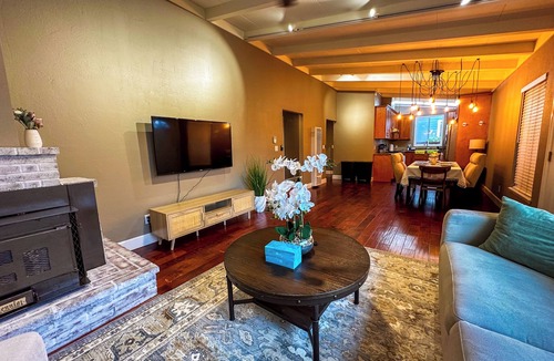 East San Mateo House | 2139 3B ACHome/Parking/WIFI fully Fenced Yard/Jacuzzi/EV charger