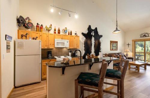 Mountain House Cabin | 2674 Tenderfoot Lodge Condo