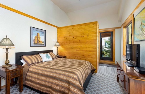 Mountain House Hotel | 2796 Slopeside 2 Bedroom Condo by RedAwning