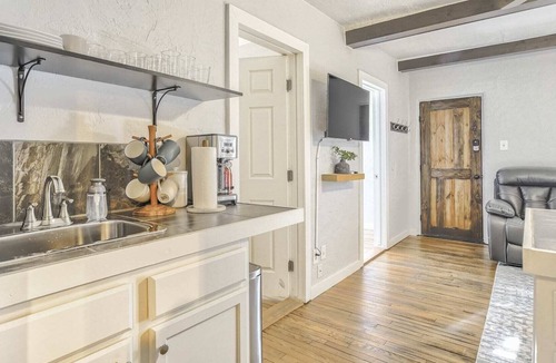 West Colorado Springs Apartment | 2BD Cozy Retreat✶Close to Red Rocks✶Dogs Welcome!