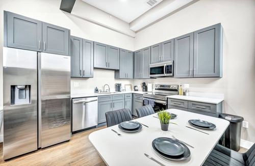 Cleveland Apartment | 2Bed 1Bath Free Parking 10 Min to DT Gym