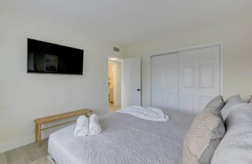 Imperial Point Apartment | 2BR Coastal Getaway!