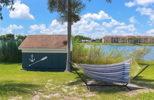 Davie House | 2BR Lakeside Getaway - Peaceful Waterfront Stay