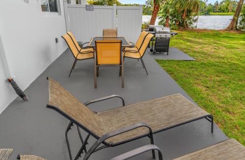 Davie House | 2BR Lakeside Getaway - Peaceful Waterfront Stay