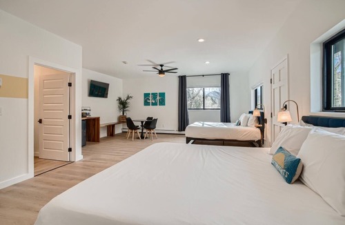 Idaho Springs Hotel | 2x King Room, A/C, Balcony, Mtn Boutique Motel