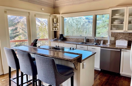 Red Mountain House | 3,000 Sq ft. 8MM Red Mtn Home 3bd, 3 bath Sleeps 10 Jacuzzi VIEWS 3 min to town