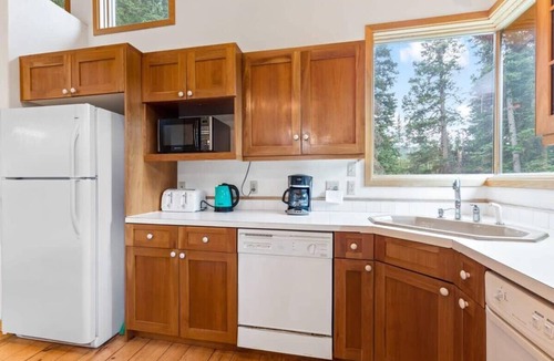 Alma House | 3 BDR Secluded Retreat; Stunning Mountain Views!