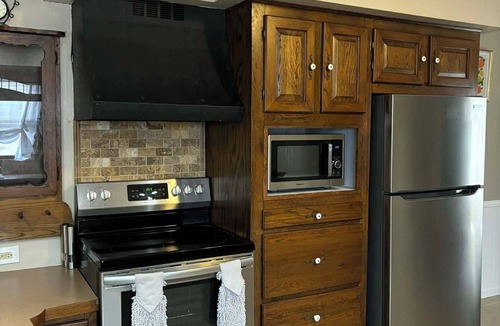 Bellevue House | 3-bed 2.5 bath, outdoor pool May 31-Sep 30th/AC/in Bellevue