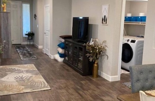 Fernley House | 3 bed / 2 bath with Office Beautifully Appointed Home on 9th Fairway in Fernley