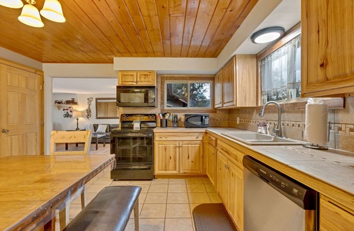 Estes Park House | 3 bedroom home W/Views and Private Hot Tub!