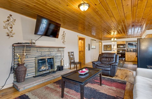 Estes Park House | 3 bedroom home W/Views and Private Hot Tub!