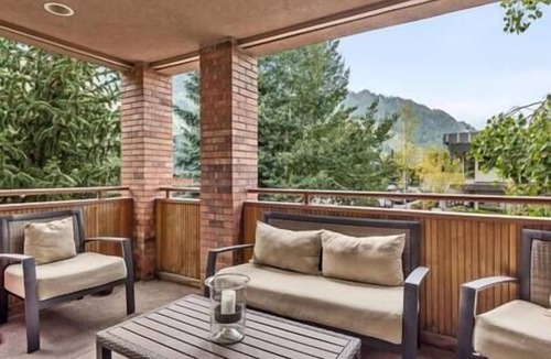 Aspen Condo | 3 Bedroom Perfect Location Aspen Core, Renovated!