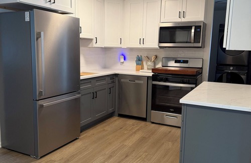 Cumings Beach Park House | 3-bedroom pet friendly home in Madison walking distance to beach & winery