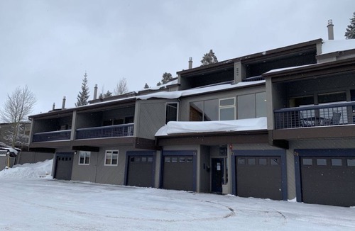 Woodmoor House | 3-BR Townhouse w/hot tub and great views. Minutes from ski slopes.
