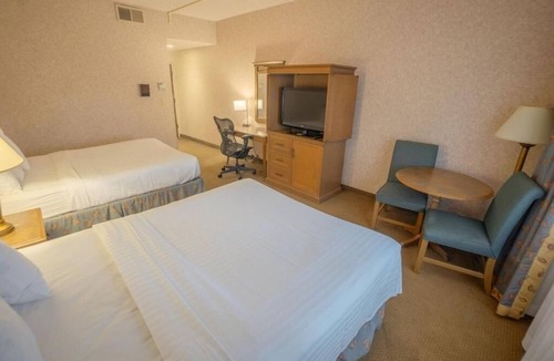Raisin Hotel | 3 Chic Queen Units w/Onsite Dining & Gym! Free Shuttle Service!