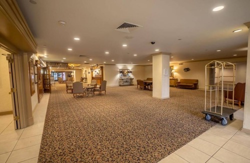 Raisin Hotel | 3 Chic Queen Units w/Onsite Dining & Gym! Free Shuttle Service!