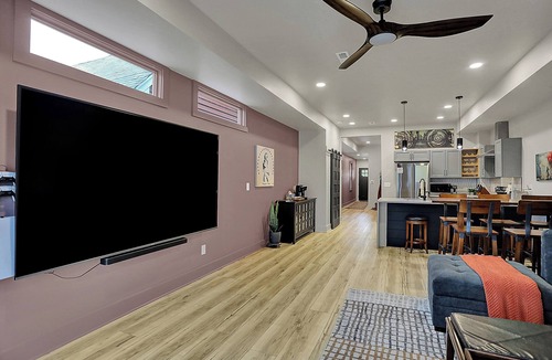 Fountain Square House | 3 King Suites | 100" TV | Walk to Restaurants | EV Charger