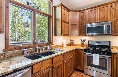 Estes Park Apartment | 3 Kings Beds, Family Basecamp, River Path, RMNP 2m
