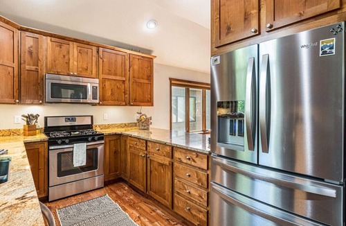 Estes Park Apartment | 3 Kings Beds, Family Basecamp, River Path, RMNP 2m