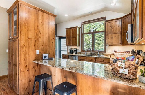 Estes Park Apartment | 3 Kings Beds, Family Basecamp, River Path, RMNP 2m