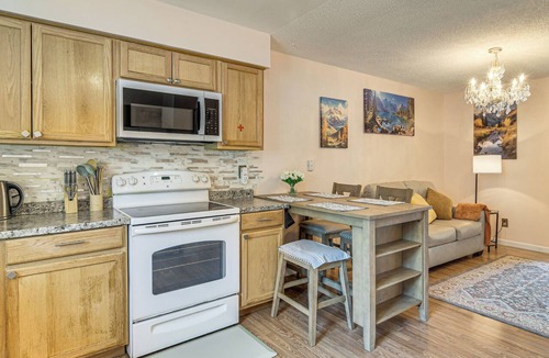 Arvada House | 3 Mi to Old Town Arvada! Family Townhome w/Patio