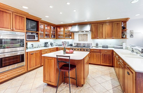 Highland Meadows House | 3 Mi to Vail Village: Classic Estate w/Hot Tub!