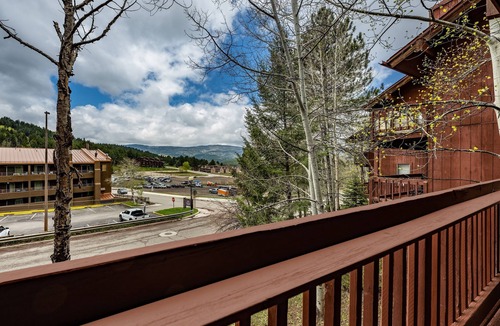 Angel Fire Ski Chalet | 3-Min Walk to Ski Lift | Mountain-View Chalet