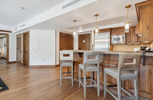 Downtown Resort | 3 Suite, Amenities, Fireplace, Hot Tub, Fire Pit!