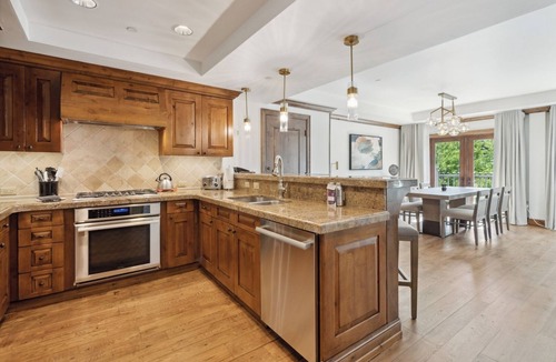 Downtown Resort | 3 Suite, Amenities, Fireplace, Hot Tub, Fire Pit!