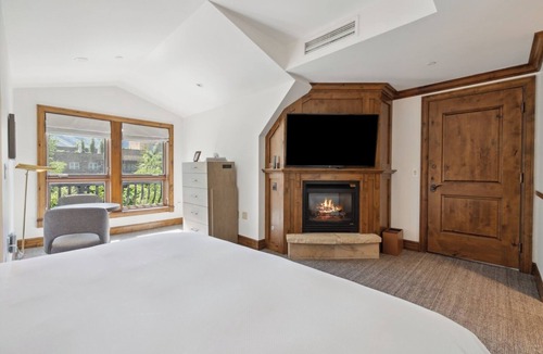 Downtown Resort | 3 Suite, Amenities, Fireplace, Hot Tub, Fire Pit!