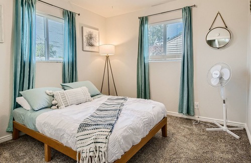 Thornton House | 3bd Home across from park/baseball field/skate park with firepit