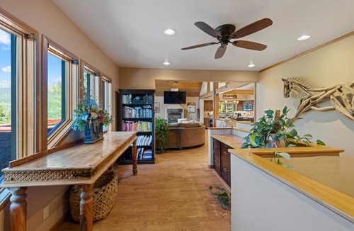 Breckenridge House | 3BD Stunning Views, Hot Tub, Dog-Friendly