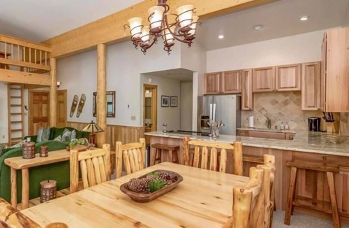 Mount Crested Butte Condo | 3bed/2bath, mountain views, hot tub, free shuttle