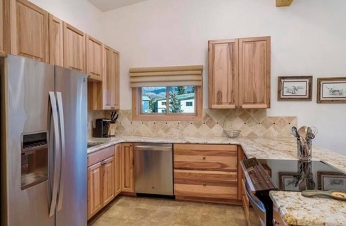Mount Crested Butte Condo | 3bed/2bath, mountain views, hot tub, free shuttle