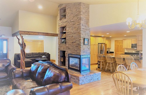 Moab South Valley House | 3BR, 2 bath Home-trailer parking-private hot tub-pool table-great for groups
