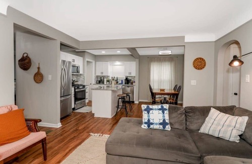 Independence House | 3BR Retreat Near Cleveland | Sunroom w/Ping-Pong