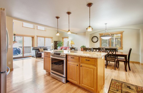 Estes Park House | 3BR Three-story home with epic mountain views & fireplace
