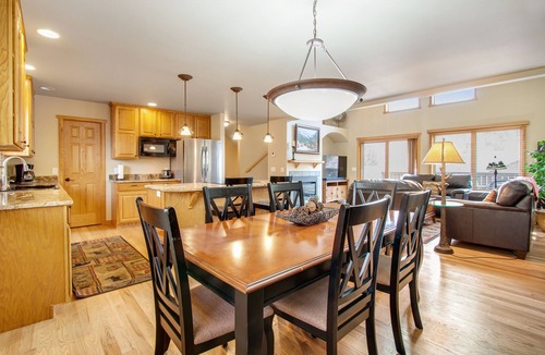 Estes Park House | 3BR Three-story home with epic mountain views & fireplace