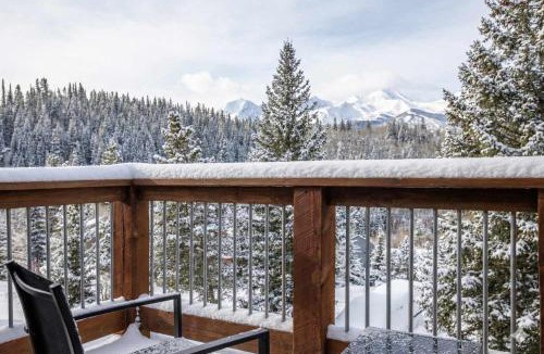 Dunkin Hill House | 3BR with Mountain Views on FREE Bus Line