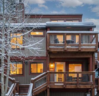 Dunkin Hill House | 3BR with Mountain Views on FREE Bus Line