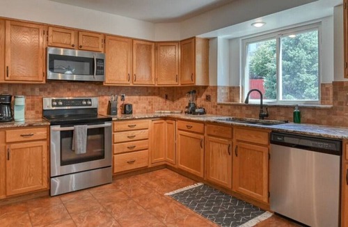 Colorado Springs House | 4 Bdrms, fenced back yard, Pool Table & Mtn Views